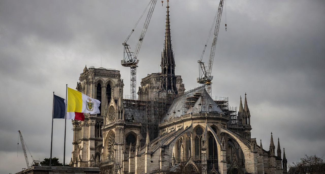 Macron ignoré par le pape : la fin de l’ère des alliances traditionnelles ?